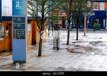 Epsom, London Großbritannien, Januar 03 2021, Fußgängerzone verkehrsfrei in Epsom Square Surrey, South London ohne Personen während Covid-19 Tier 4 Lockdow Stockfoto