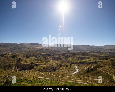 Panoramablick auf Pre inca gestufte Terrassen anden Landwirtschaft In Colca Canyon Tal Arequipa anden Berge Peru Südamerika Stockfoto