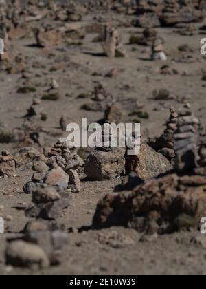 Stein cairns von Menschen gemacht Balancierturm gestapelt Felsen entlang der Straße aus Colca Canyon nach Arequipa in Peru Südamerika Stockfoto