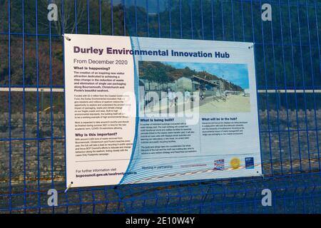 Informationsboard des Durley Environmental Innovation Hub bei Durley Chine, Bournemouth, Dorset UK im Dezember Stockfoto