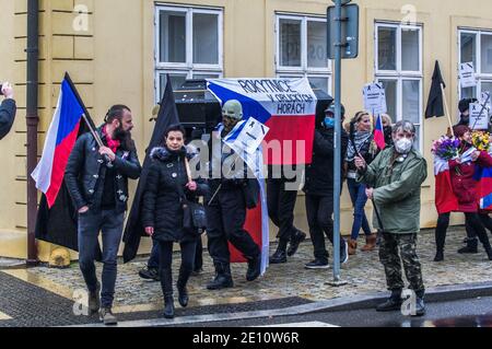 Rund 50 Menschen protestierten gegen die Maßnahmen der Regierung gegen das Coronavirus Vor dem Haus von Premierminister Andrej Babis (ANO) in Pruhonice In der Nähe von Prag nach Stockfoto