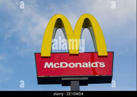 Slough, Berkshire, Großbritannien. Januar 2021. Der McDonalds Drive Thru in Slough war heute voll. Es hat jetzt klicken und dienen Sammelstellen auf dem Parkplatz. Quelle: Maureen McLean/Alamy Stockfoto