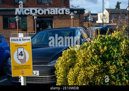 Slough, Berkshire, Großbritannien. Januar 2021. Der McDonalds Drive Thru in Slough war heute voll. Es hat jetzt klicken und dienen Sammelstellen auf dem Parkplatz. Quelle: Maureen McLean/Alamy Stockfoto