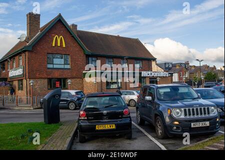 Slough, Berkshire, Großbritannien. Januar 2021. Der McDonalds Drive Thru in Slough war heute voll. Es hat jetzt klicken und dienen Sammelstellen auf dem Parkplatz. Quelle: Maureen McLean/Alamy Stockfoto