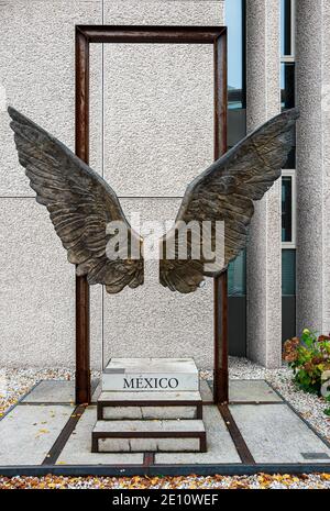 Statue Mit Engelsflügeln An Der Außenfassade Des Mexikanische Botschaft In Berlin Stockfoto