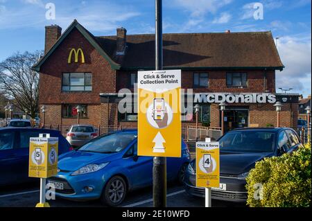 Slough, Berkshire, Großbritannien. Januar 2021. Der McDonalds Drive Thru in Slough war heute voll. Es hat jetzt klicken und dienen Sammelstellen auf dem Parkplatz. Quelle: Maureen McLean/Alamy Stockfoto