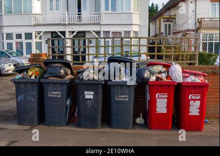 Slough, Berkshire, Großbritannien. Januar 2021. Während der Covid-19 Tier 4-Beschränkungen stapelten sich die Behälter in Slough auf die Abholung. Quelle: Maureen McLean/Alamy Stockfoto