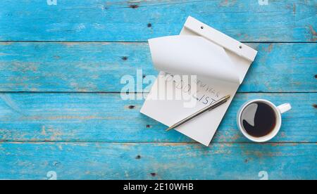 Neujahrsvorsätze mit Schreibblock, Text und Tasse Kaffee, flachem Lay, freiem Kopieplatz Stockfoto