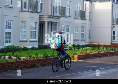 Slough, Berkshire, Großbritannien. Januar 2021. Ein Deliveroo Take Away für die Lieferung. Take Aways sind während der Covid-19 Tier-Sperre weiterhin geöffnet. Quelle: Maureen McLean/Alamy Stockfoto