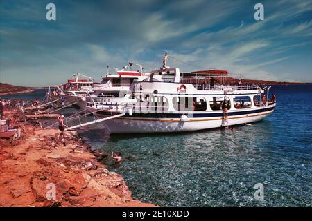 Kreta oder Kreta, Griechenland - 14. September 2017: Ein Haufen Kreuzfahrtschiff, das mit Touristen und Grillern auf der mittelmeerinsel zwischen Imeri G angedockt ist Stockfoto