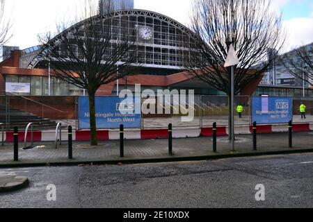 Das Äußere des NHS Nightingale Hospital North West, eines temporären Krankenhauses im Manchester Central Complex, vor dem Hintergrund des aktuellen weltweiten Ausbruchs des neuartigen Coronavirus Covid 19-Infektion. Dies ist eines von mehreren Nightingale-Krankenhäusern im Vereinigten Königreich, und es wurde in den Medien darüber diskutiert, ob sie bisher ein gutes Preis-Leistungs-Verhältnis hatten, angesichts der geringen Anzahl von Patienten, die sie insgesamt behandelt haben. Stockfoto