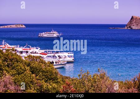 Kreta oder Kreta, Griechenland - 14. September 2017: Ein Bündel von Kreuzfahrtschiffen dockte zwischen Imeri Gramvousa und Kap Gramvousa, Kissamos, eine Mittelmeerinsel an Stockfoto