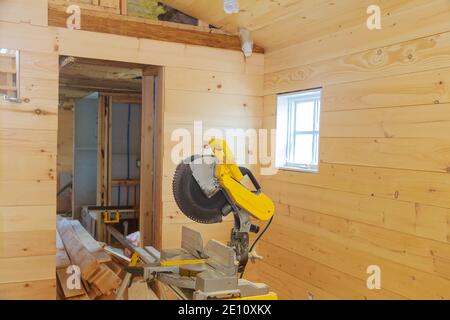 Holzwand und Decke in einem privaten Haus auf Bau Umbau Haus mit Nahaufnahme der Kreissäge Schneiden Holz Stockfoto