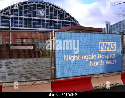 Das Äußere des NHS Nightingale Hospital North West, eines temporären Krankenhauses im Manchester Central Complex, vor dem Hintergrund des aktuellen weltweiten Ausbruchs des neuartigen Coronavirus Covid 19-Infektion. Dies ist eines von mehreren Nightingale-Krankenhäusern im Vereinigten Königreich, und es wurde in den Medien darüber diskutiert, ob sie bisher ein gutes Preis-Leistungs-Verhältnis hatten, angesichts der geringen Anzahl von Patienten, die sie insgesamt behandelt haben. Stockfoto