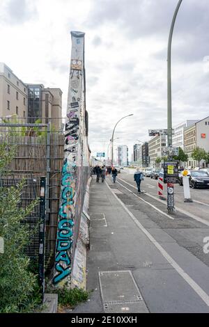 Die Berliner Mauer bleibt mit einigen Graffiti-Kunst Stockfoto