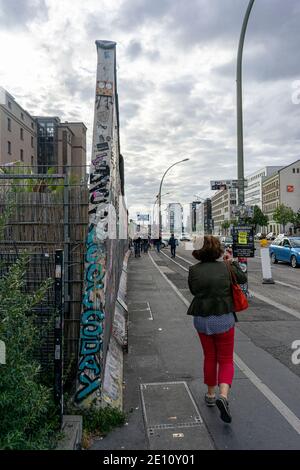 Die Berliner Mauer bleibt mit einigen Graffiti-Kunst Stockfoto