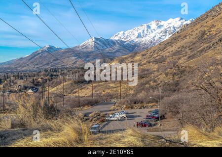 Berglandschaft Luftbild mit Straßenfahrzeugen und Häusern auf Ein sonniger Tag Stockfoto