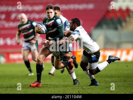 Leicester Tigers' Freddie Steward (links) wird von Semesa Rokoduguni von Bath Rugby während des Spiels der Gallagher Premiership in der Welford Road, Leicester, angegangen. Stockfoto