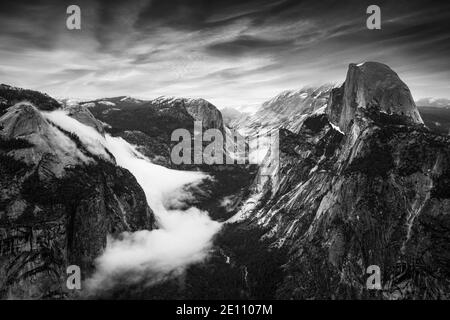 Yosemite Valley Yosemite National Park Half Dome mit Wolken darunter Yosemite National Park California usa ab Glacier Point Stockfoto