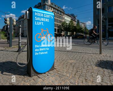 Blue Air Station für Fahrräder beim BMVI in Berlin Stockfoto