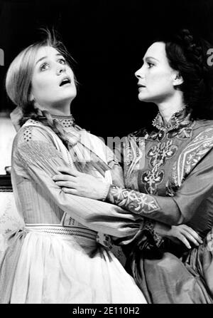 l-r: Caroline Langrishe (Vera Alexandrovna), Francesca Annis (Natalya Petrovna) in A MONTH IN THE COUNTRY von Ivan Turgenev am Olivier Theatre, National Theatre (NT), London SE1 19/02/1981 Design: Alison Chitty Beleuchtung: Rory Dempster Regie: Peter Gill Stockfoto