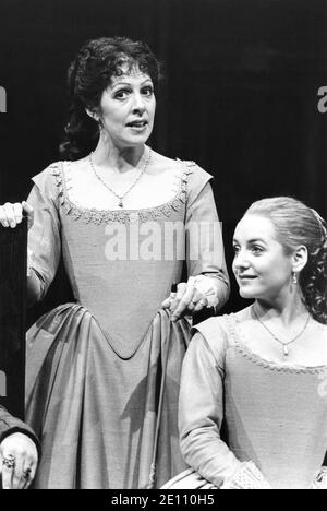 l-r: Penelope Wilton (Beatrice), Caroline Langrishe (Hero) in MUCH ADO ABOUT NOTHING von Shakespeare im Olivier Theatre, National Theatre (NT), London SE1 14/08/1981 Design: Alison Chitty Beleuchtung: Stephen Wentworth Regie: Peter Gill Stockfoto