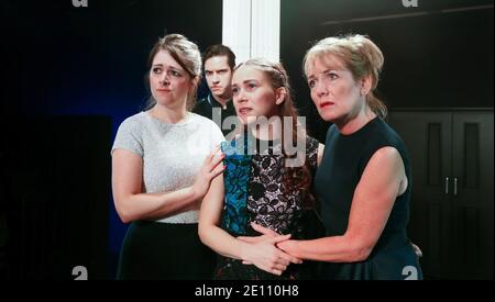 l-r: Alison O'Donnell (Beatrice), Lowri Izzard (Hero), Caroline Langrishe (Leonata) in MUCH ADO ABOUT NOTHING von Shakespeare at Selfridges, Oxford Street, London am 26/08/2016 Teil von Shakespeare redesignt produziert von The Faction Set Design: George Glassby Beleuchtung: Chris Withers Regie: Mark Leipacher Stockfoto