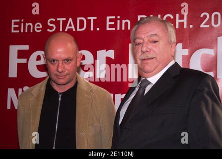 Wien, Österreich. 20. November 2007. Österreichische Buchwoche im Wiener Rathaus mit der Aktion 'eine Stadt. Ein Buch“. Nick Hornby liest aus 'Fever Pitch'. Bild zeigt Nick Hornby (L) und Bürgermeister Michael Häupl (R). Stockfoto