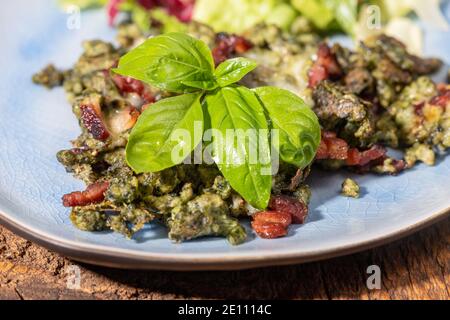 Tiroler Spätzle Mit Schinken Und Salat Stockfoto