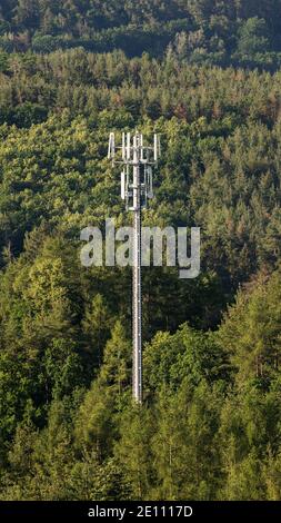 Telekommunikationsturm mit GSM-Netzantennen aus Holz Stockfoto