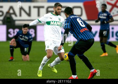 BERGAMO, ITALIEN - 3. JANUAR: Domenico Berardi von Sassuolo, Jose Palomino von Atalanta während der Serie EIN Spiel zwischen Atalanta Bergamo und US Sassuolo Stockfoto