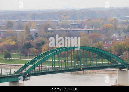 Alte grüne Metallbrücke über den Fluss Sava, Belgrad, Serbien Stockfoto