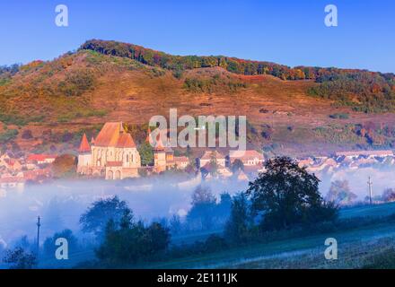 Biertan, Rumänien. Siebenbürgisches touristisches Dorf mit sächsischer Wehrkirche im Morgenlicht. Stockfoto