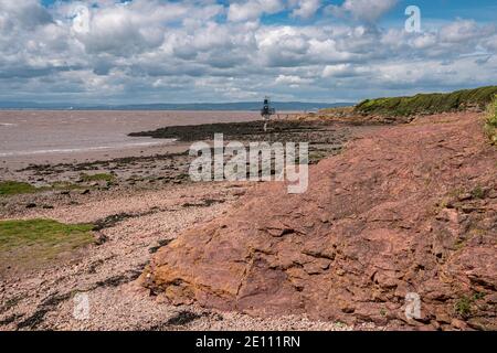 Blick über Woodhill Bay, den Bristol Channel und die Portishead Point Lighthouse in Portishead, North Somerset, England, Großbritannien Stockfoto