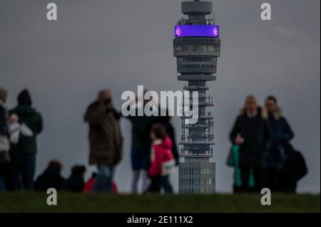 London, Großbritannien. Januar 2021. Genießen Sie die Aussicht auf den BT Tower - London ist in Tier 4 (Lockdown 3) und Primrose Hill ist voll, trotz der Kälte, Regen, Schneeregen und Hagel, während die Menschen frische Luft und Bewegung suchen. Kredit: Guy Bell/Alamy Live Nachrichten Stockfoto