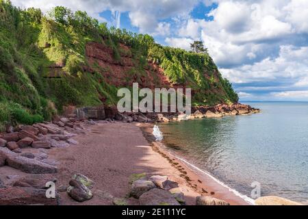 Wolken über dem Strand in Maidencombe, Torbay, England, Großbritannien Stockfoto