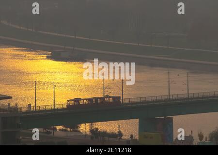 Alte grüne Metallbrücke über den Fluss Sava, 1884 gebaut, während des 1.. Weltkrieges zerstört, 1921 Jahre renoviert, in Belgrad, Hauptstadt Serbiens Stockfoto