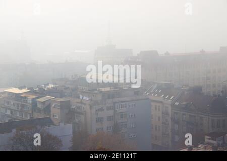 Stadtverschmutzung gemischt mit Morgennebel, Stadtbild Belgrad Stockfoto