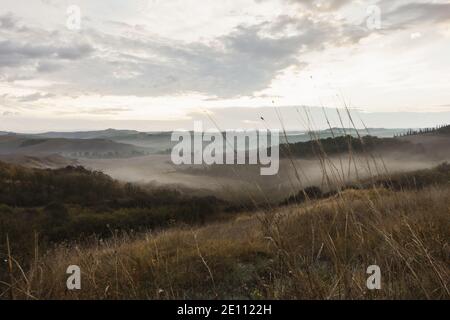Sanfte Hügel der toskana Region im Morgennebel bedeckt Stockfoto