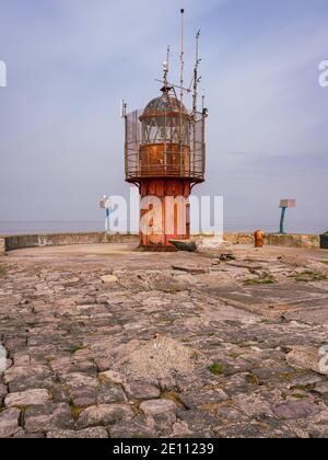 Die South Pier Leuchtturm in Heysham Hafen, Lancashire, England, Großbritannien Stockfoto