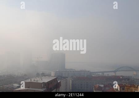 Stadtverschmutzung gemischt mit Morgennebel, Stadtbild Belgrad Stockfoto