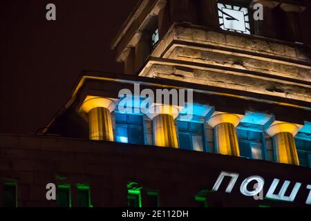 Hauptgebäude der serbischen Post (Poste Srbije, in serbischer Sprache) in Belgrad, Gebäude beleuchtet und dekoriert mit Lichtern, Feiertage Stockfoto