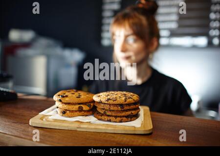 Leckere Plätzchen an der Bar im Café. Verschwommenes Bild, selektiver Fokus Stockfoto