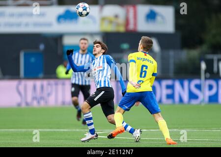 EINDHOVEN, NIEDERLANDE - 3. JANUAR: Iker Pozo vom FC Eindhoven, Mees Hedenmacher vom SC Cambuur während des niederländischen Keukenkampioendivisie-Spiels zwischen FC Stockfoto
