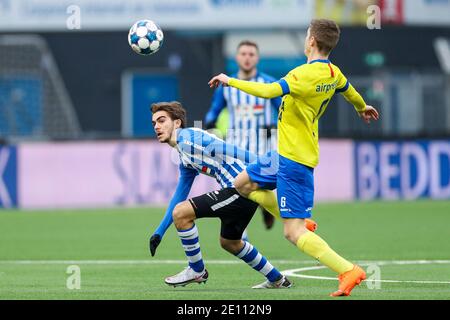 EINDHOVEN, NIEDERLANDE - 3. JANUAR: Iker Pozo vom FC Eindhoven, Mees Hedenmacher vom SC Cambuur während des niederländischen Keukenkampioendivisie-Spiels zwischen FC Stockfoto