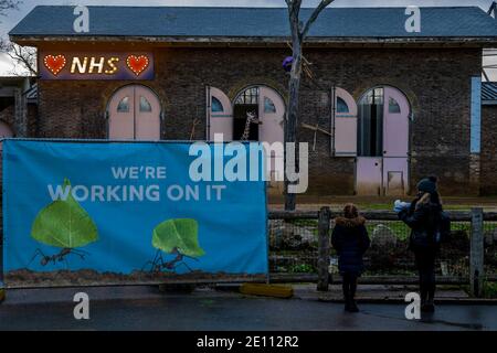 London, Großbritannien. Januar 2021. Das Giraffenhaus mit Liebe das NHS-Lichtschild - ZSL London Zoo ist geöffnet, obwohl London in Tier 4 (Lockdown 3) ist. Und die Besucher trotzen der Kälte, Regen, Schnee und Hagel, um die Tiere zu sehen. Kredit: Guy Bell/Alamy Live Nachrichten Stockfoto