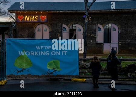 London, Großbritannien. Januar 2021. Das Giraffenhaus mit Liebe das NHS-Lichtschild - ZSL London Zoo ist geöffnet, obwohl London in Tier 4 (Lockdown 3) ist. Und die Besucher trotzen der Kälte, Regen, Schnee und Hagel, um die Tiere zu sehen. Kredit: Guy Bell/Alamy Live Nachrichten Stockfoto
