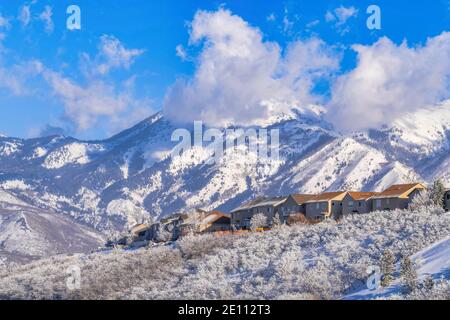Malerische Berglandschaft in Highland Utah mit Häusern eingebettet Schneebedeckter Hang Stockfoto