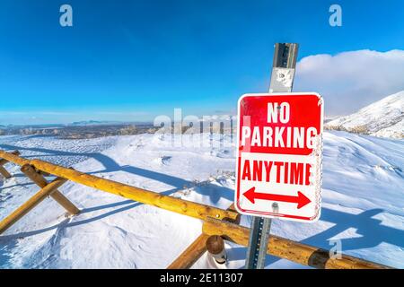 Kein Parkplatz Schild gegen Schnee mit Tal von Berg begrenzt Im Hintergrund Stockfoto