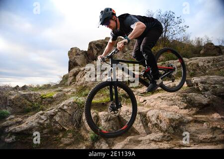 Professionelle Radfahrrad auf dem Herbst Rocky Trail bei Sonnenuntergang. Extreme Sport und Enduro Biking Konzept. Stockfoto